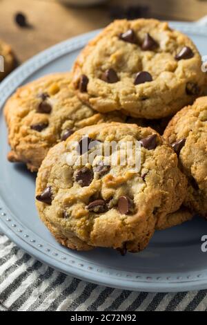 Biscotti caldi al cioccolato fatti in casa pronti per mangiare Foto Stock