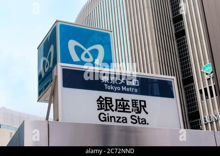 Segnale che dice 'Tokyo Metro' e 'Ginza sta.' (Stazione Ginza) in inglese e giapponese. Ginza è un popolare quartiere dello shopping e del divertimento a Tokyo. Foto Stock