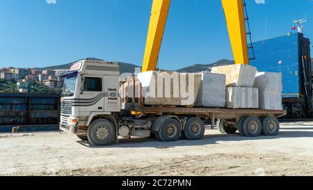 Isola di Marmara - Turchia - Aprile 2019: Blocchi di marmo in fase di trasferimento su un camion nell'isola di Marmara, Turchia Foto Stock