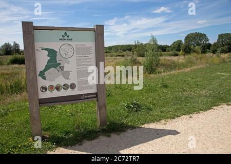 Nuovo e attraente percorso ciclabile lungo l'area faunistica di Meon vale, Long Marston Garden Village, vicino a Stratford, Warks, Regno Unito Foto Stock