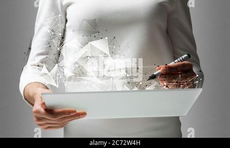 Businesswoman funziona con interfaccia futuristica Foto Stock