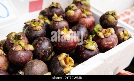 mercati della frutta dell'asia. Frutti esotici popolari per i turisti di tutto il mondo Foto Stock