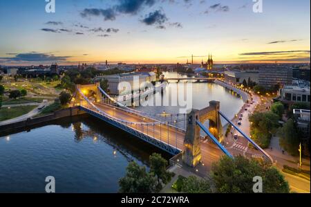 Vista aerea del ponte Grunwald (la maggior parte dei Grunwaldzki) al tramonto a Breslavia, Polonia Foto Stock