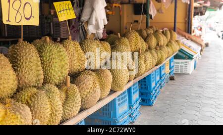 mercati della frutta dell'asia. Frutti esotici popolari per i turisti di tutto il mondo Foto Stock