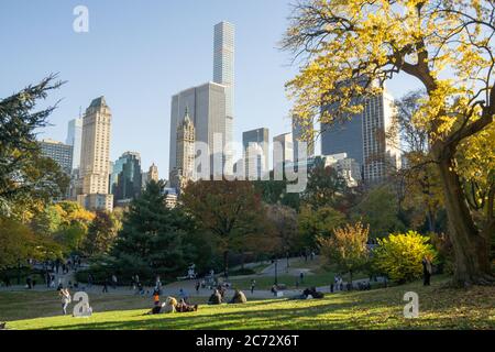 Persone che si rilassano in Central Park Foto Stock