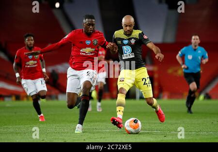 Aaron WAN-Bissaka (a sinistra) di Manchester United e Nathan Redmond di Southampton combattono per la palla durante la partita della Premier League a Old Trafford, Manchester. Foto Stock