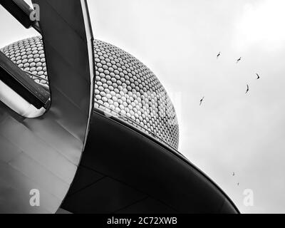 Birmingham - 16 novembre 2018 - l'arena di architettura contemporanea a Monocromo, Birmingham, Regno Unito Foto Stock