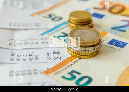 Denaro e ricevute, spese di vita ordinarie Foto Stock