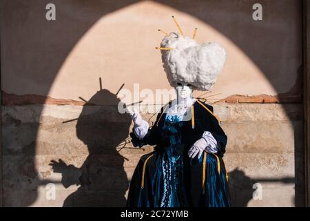 VENEZIA, 28 febbraio 2019: Una persona che indossa a Venezia, durante il Carnevale, i costumi tipici veneziani Foto Stock