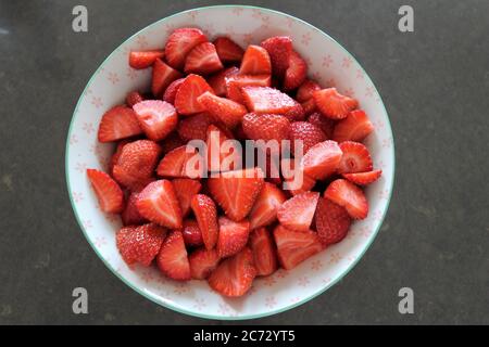 Affettato fragole fresche in un recipiente di porcellana Foto Stock