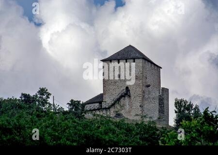 VRSAC, Serbia, 20 giugno 2020. La vecchia torre del castello si trova sulla cima di una collina sopra la città di Vrsac. La torre è stata costruita nel 15 ° secolo e wa Foto Stock