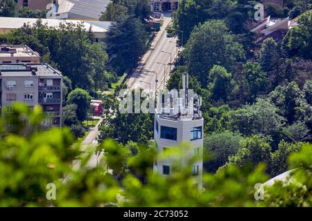 VRSAC, Serbia, 20 giugno 2020. Una torre dal centro sportivo e la sala 'millennio', dove ci sono molti ripetitori di ricezione e trasmissione di b Foto Stock