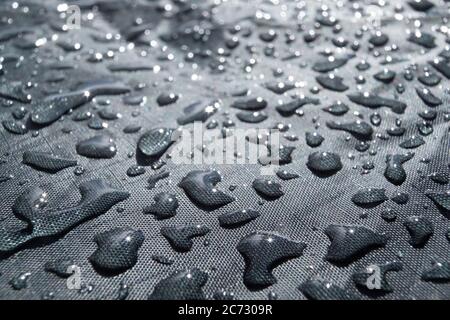 Gocce d'acqua piovana sul tessuto impermeabile per i vestiti Foto Stock