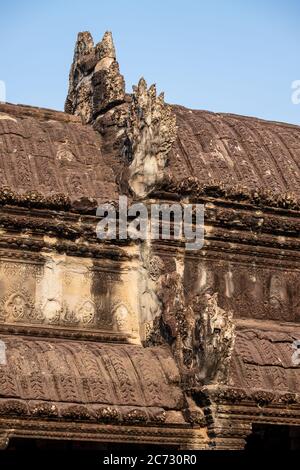 Sculture scolpite sul tetto a Angkor Wat, Siem Reap, Cambogia Foto Stock