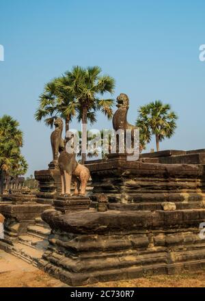 Leoni scolpiti in pietra, Angkor Wat, Siem Reap, Cambogia Foto Stock