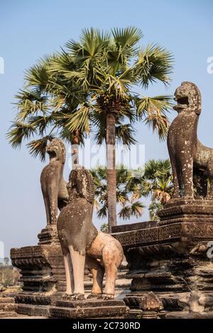 Leoni scolpiti in pietra, Angkor Wat, Siem Reap, Cambogia Foto Stock