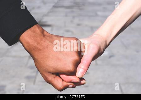 loning mani caucasiche e afroamericane. Concetto di multiculturalismo e amicizia Foto Stock