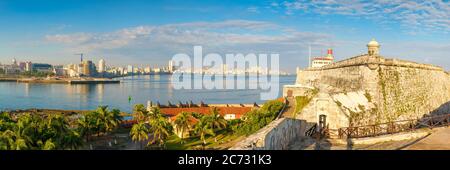 Vista panoramica ad alta risoluzione della città di l'Avana, della baia e del faro di El Morro Foto Stock