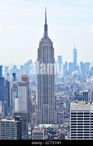 Vista dall'attrazione turistica Top of the Rock di New York, che si affaccia a sud fino all'Empire state Building. Foto a lunghezza intera con skyline del centro. Foto Stock