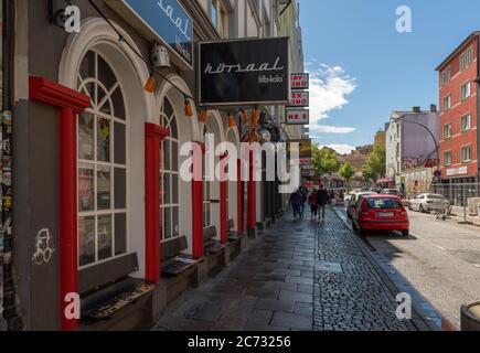 Vista su una strada con alcuni bar nel quartiere a luci rosse del quartiere di Amburgo di St. Pauli Foto Stock