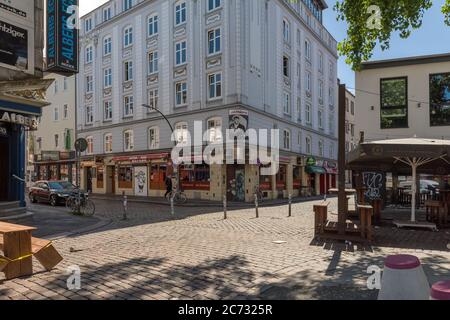 Vista su una strada con alcuni bar nel quartiere a luci rosse del quartiere di Amburgo di St. Pauli Foto Stock