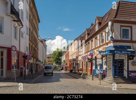 Vista su una strada con alcuni bar nel quartiere a luci rosse del quartiere di Amburgo di St. Pauli Foto Stock