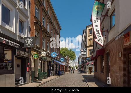 Vista su una strada con alcuni bar nel quartiere a luci rosse del quartiere di Amburgo di St. Pauli Foto Stock