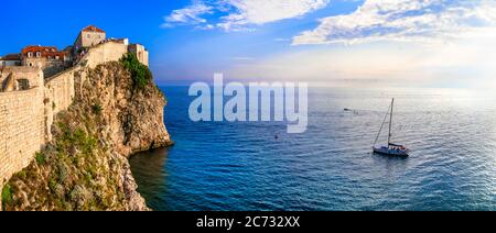 Croazia viaggio. Antica città di Dubrovnik. Meta turistica e turistica popolare. Vista delle mura fortificate e del castello Foto Stock