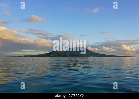 Vista al tramonto del vulcano Nevis Peak dall'altra parte dell'acqua da St Kitts Foto Stock