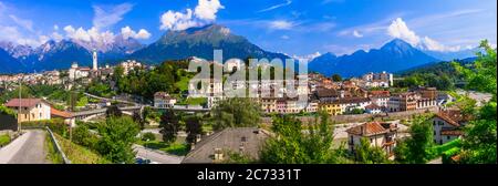 Panorama mozzafiato della bellissima città di Belluno circondata dalle montagne dolomitiche, nel nord Italia Foto Stock