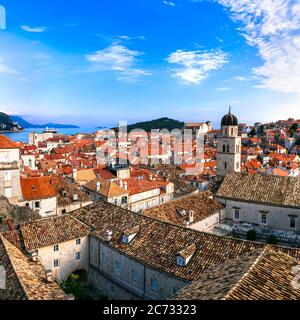 Croazia viaggio. Dubrovnik. Vista dalle mura della città nel centro storico della città Foto Stock