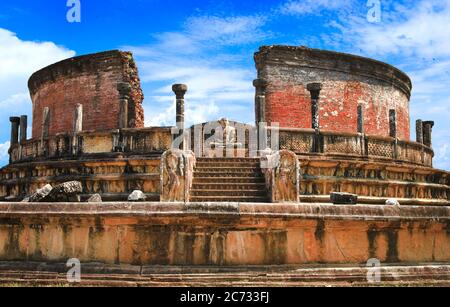 Sri Lanka viaggio e monumenti - antica città di Polonnaruwa, patrimonio dell'umanità dell'UNESCO. Statua di Buddha nel tempio di Vatadage Foto Stock