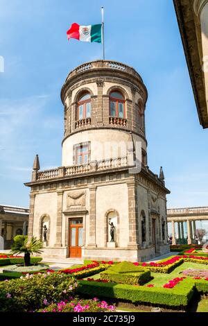 Splendidi giardini e torre con la bandiera messicana all'alcazar al castello di Chapultepec a Città del Messico Foto Stock