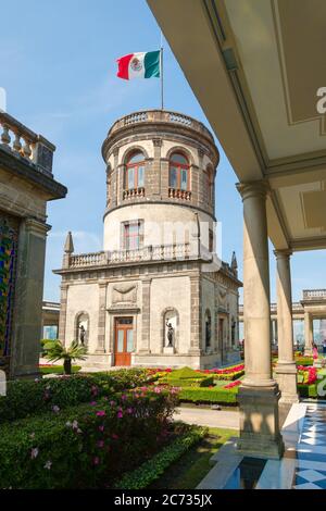 Splendidi giardini e torre con la bandiera messicana all'alcazar al castello di Chapultepec a Città del Messico Foto Stock