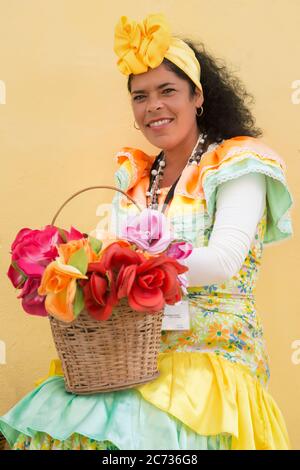 Attraente donna cubana che indossa un abito tradizionale a Old Havana Foto Stock