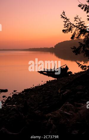 Tramonto sul fiume Coquille a Bandon, Oregon. Immagine verticale Foto Stock