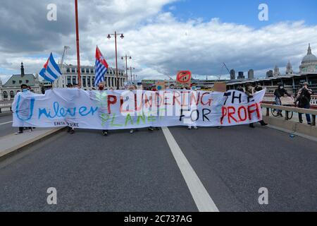 Unilever HQ - Londra (UK), luglio 11 2020: I manifestanti attraversano Blackfriars Bridge, con la vista della sede centrale di Unilever London (a sinistra) alle spalle, contro Unilev Foto Stock