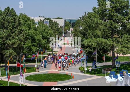 Colorado Springs, CO / USA – 4 agosto 2012: Gruppi di persone fanno un tour del Centro di addestramento Olimpico degli Stati Uniti a Colorado Springs, Colorado. Foto Stock