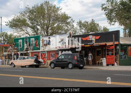 Seligman, Az / USA – 15 agosto 2013: Il negozio molto unico del Rusty Bolt sulla storica Route 66 a Seligman, Arizona. Foto Stock