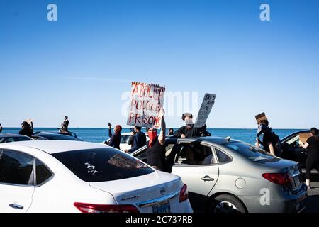 I manifestanti che portano i cartelli si dirigono a nord su Lake Shore Drive, ma interrompono il traffico il 30 maggio 2020. Una manifestazione sulla questione Black Lives ha attirato migliaia di persone a Chicago sabato come parte di una giornata di protesta a livello nazionale per i recenti assassinii di George Floyd a Minneapolis, Ahmaud Arbery ad Atlanta e Breonna Taylor a Louisville. (Foto di Max Herman) Foto Stock