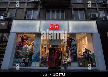 BUCAREST, ROMANIA - 11 FEBBRAIO 2020: Logo Miniso di fronte al negozio per Bucarest. Miniso, o Mini so è una catena cinese di low cos tema asiatico Foto Stock