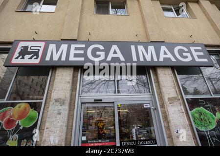 BUCAREST, ROMANIA - 15 FEBBRAIO 2020: Logo Mega Image di fronte al loro supermercato locale a Bucarest. Parte di Ahold Delhaize, Mega Image è una Roma Foto Stock