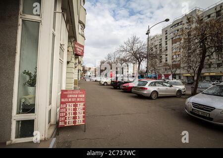 BUCAREST, ROMANIA - 15 FEBBRAIO 2020: Ufficio di cambio nel centro di Bucarest, chiamato anche SCHIMB valutar, con il tasso di cambio del currenci principale Foto Stock