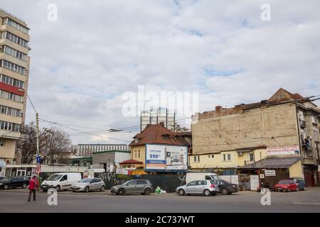 BUCAREST, ROMANIA - 15 FEBBRAIO 2020: Edifici in decadimento in un vecchio e rovinato quartiere del centro di Bucarest, in via di sviluppo, con un business Foto Stock