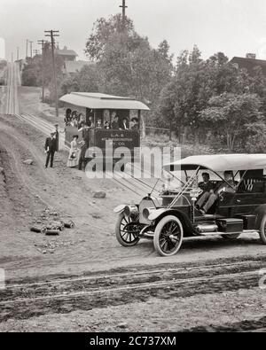 1910S PASSEGGERI IMBARCO LA & MT WASHINGTON RY CO FUNIVIA ELETTRICA DA AUTO TURISMO HIGHLAND PARK LA CALIFORNIA USA - ASP P851 ASP001 HARS SIGNORE PERSONE SCENICHE STATI UNITI D'AMERICA AUTO MASCHI TRASPORTO B&W SPORCIZIA AD ANGOLO ALTO E AUTOS PROGRESSO NORD-EST METROPOLITANA CA TROLLEY COLLEGAMENTO LOOP WEST COAST CONCETTUALE AUTOMOBILI SOCIETÀ VEICOLI CARRELLO PISTE DI CRESCITA MEDIO-ADULTO MID-ADULT DONNA STRADE MOTORIZZATE TRANSITO BIANCO E NERO CAVO STRADE STERRATE STRADE INCLINATE LOS ANGELES VECCHIO STILE Foto Stock