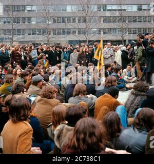 1960 1970 STUDENTI UNIVERSITARI PACIFICAMENTE RIUNITI IN PIEDI SEDUTI IN PIEDI SUL CAMPUS PER PROTESTA SU UN PROBLEMA A SIT-IN USA - KC4385 HAR001 HARS PEACE BALANCE SICUREZZA LAVORO DI SQUADRA CONCORRENZA INFORMAZIONI PROTESTA STILE DI VITA CAMPUS CELEBRAZIONE FEMMINE STATI UNITI COPIA SPAZIO A LUNGHEZZA PIENA SIGNORE PERSONE ISPIRAZIONE STATI UNITI D'AMERICA PRENDERSI CURA MASCHI RISCHIO ADOLESCENTE RAGAZZA TEENAGE BOY SPIRITUALITÀ CIRCA TRISTEZZA NORD AMERICA LIBERTÀ OBIETTIVI NORD AMERICA GRANDANGOLO TESTA E SPALLE SCOPERTA UNIVERSITÀ CORAGGIO SCELTA ESTERNA CONOSCENZA LEADERSHIP POTENTE PROGRESSO UN AT IN AUTORITÀ OCCUPAZIONI POLITICA Foto Stock