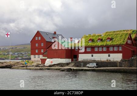 Vecchi edifici in legno rosso con tetto ondulato e tetto di erba nella Città Vecchia (Tinganes) di Torshavn.Streymoy.Faroe Islands.Territory della Danimarca Foto Stock