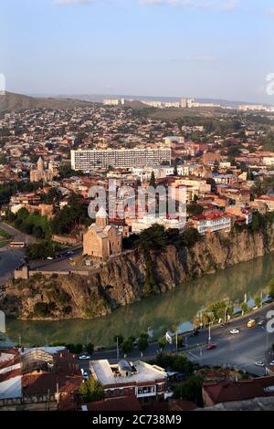 Metekhi lungo il fiume Kura e Tibilisi città in Georgia. Foto Stock