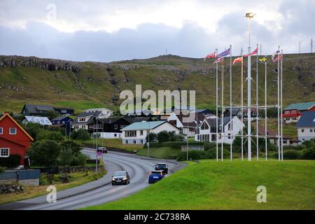 Pali di bandiera con bandiere dei paesi nordici sul terreno della Nordic House.Torshavn.Streymoy.Faroe Island.Territory della Danimarca Foto Stock
