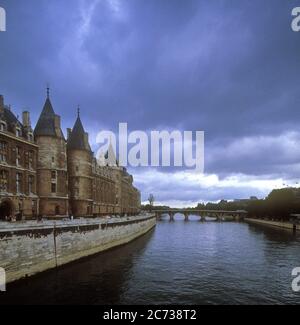 Parigi Corte Suprema Cour sopra il fiume Senna. Castello Conciergerie un ex palazzo reale e prigione a Parigi. Parc Rives-de-Seine. Foto Stock